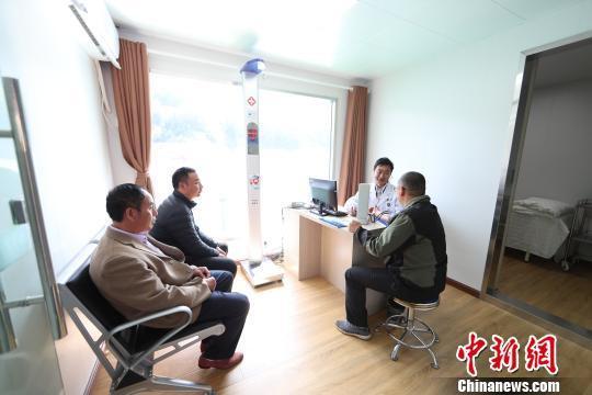 长江三峡通航综合服务区为船员提供健康咨询服务 林海 摄